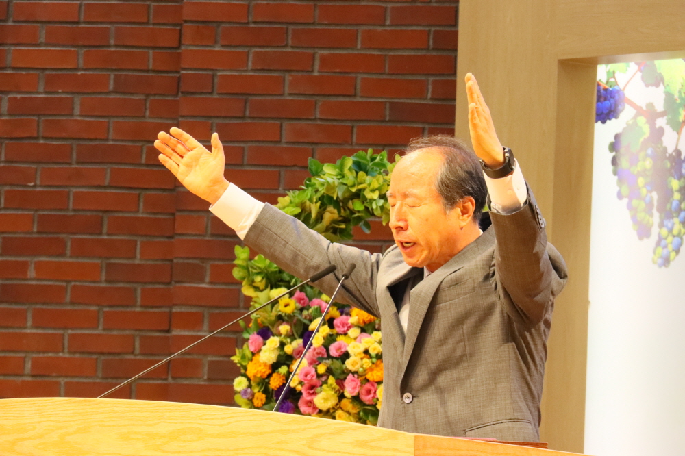 17. 담임목사 축도.JPG