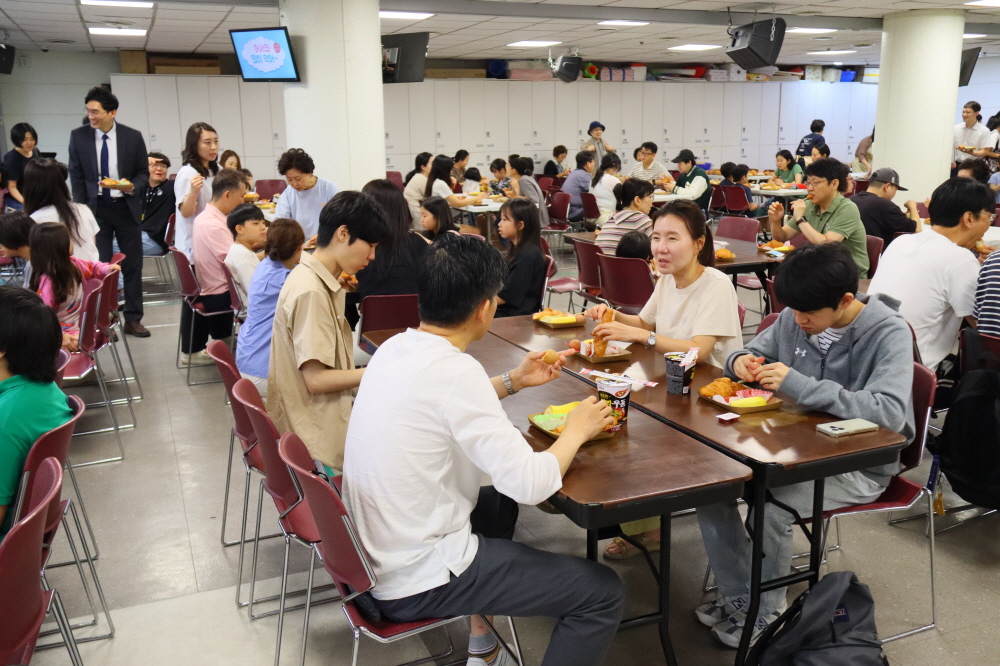 [크기변환]59. 아침을 같이 먹으면 가족이죠.JPG