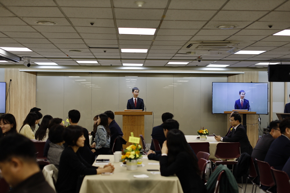 [크기변환]세례입교 만찬회-8 장로님 축하 연설.jpg