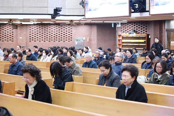 6 예배전 기도 모습.JPG