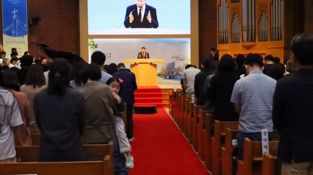 [크기변환]112. 신국원 목사 축도.JPG
