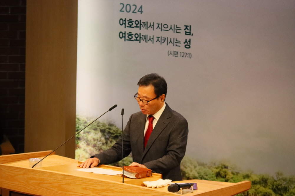 4. 최용 장로 기도1.JPG