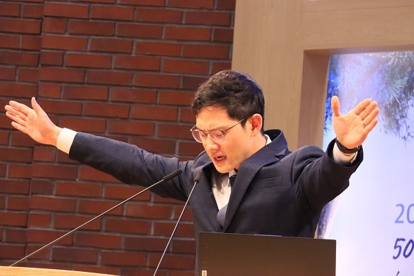 50. 김덕 목사 축도.JPG