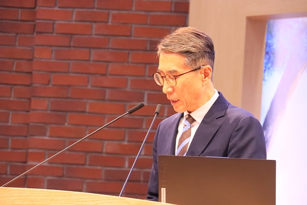 7. 김학영 안수집사 기도3.JPG