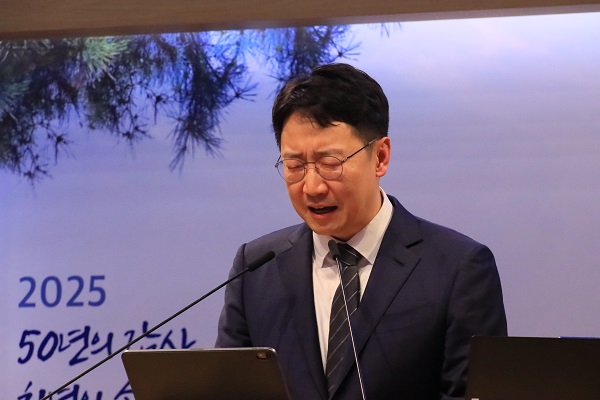 28. 강연 마무리 기도.JPG
