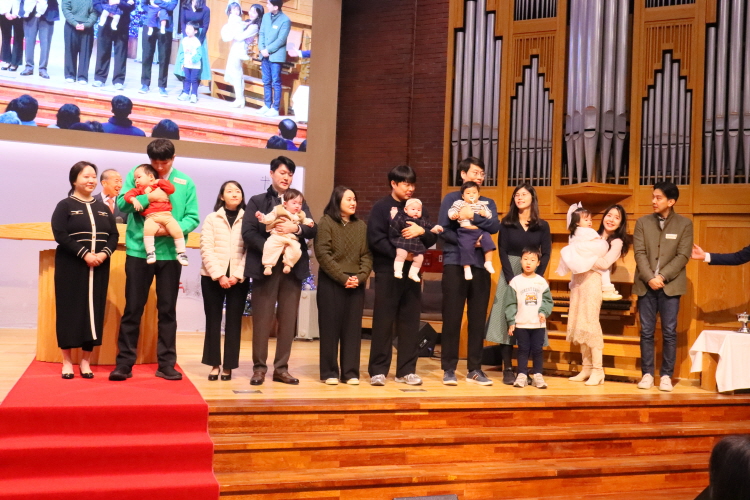 [크기변환]사본 -10-1 유아세례 가족 전체.jpg