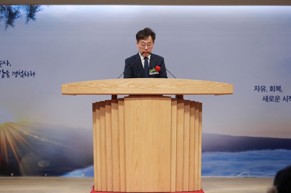 008 정현종장로 인도로 예배시작.jpg